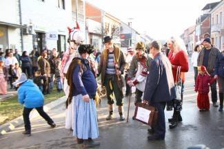 Maškare zauzele Pleternicu: Pogledajte veselu povorku!