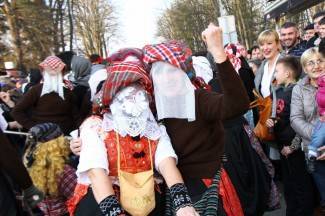 Maškare zauzele Pleternicu: Pogledajte veselu povorku!