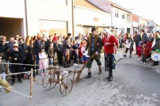Maškare zauzele Pleternicu: Pogledajte veselu povorku!