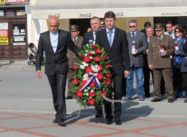 U znak sjećanja na akciju ¨Bljesak¨ položeni vijenci i zapaljene svijeće (foto) U znak sjećanja na akciju ¨Bljesak¨ položeni vijenci i zapaljene svijeće (foto)