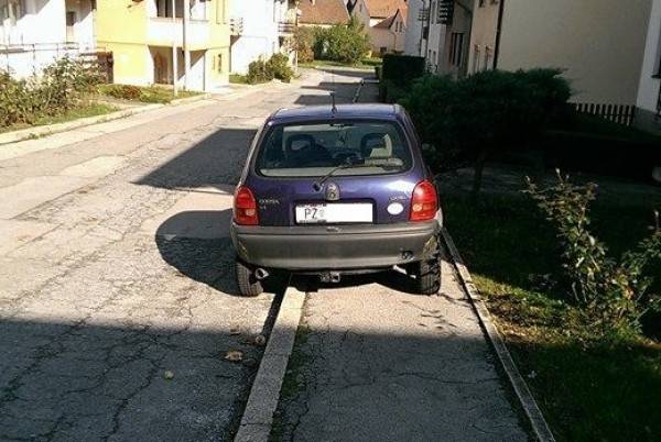 Vaše fotografije: Pokraj ovako parkiranih automobila ne može se proći nogostupom Vaše fotografije: Pokraj ovako parkiranih automobila ne može se proći nogostupom