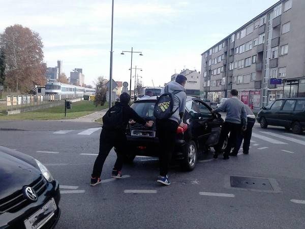 Sramota!: ¨Otpao im kotač u raskrižju, a nitko ne pomaže¨ Sramota!: ¨Otpao im kotač u raskrižju, a nitko ne pomaže¨