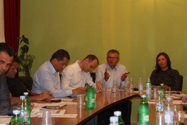 Aladrović: ¨Gospodine Milković, nemojte sjednicu pretvarati u aktualni sat!¨, Milković: ¨Zar bi trebao ovdje šutjeti?¨ Aladrović: ¨Gospodine Milković, nemojte sjednicu pretvarati u aktualni sat!¨, Milković: ¨Zar bi trebao ovdje šutjeti?¨