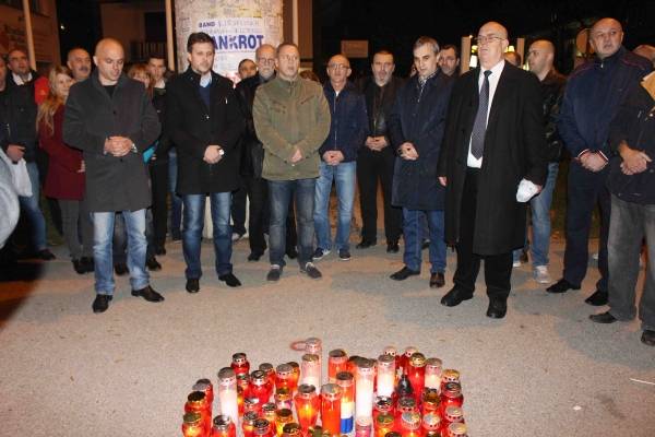 Požeški članovi HDZ-a zapalili svijeće u Vukovarskoj ulici Požeški članovi HDZ-a zapalili svijeće u Vukovarskoj ulici
