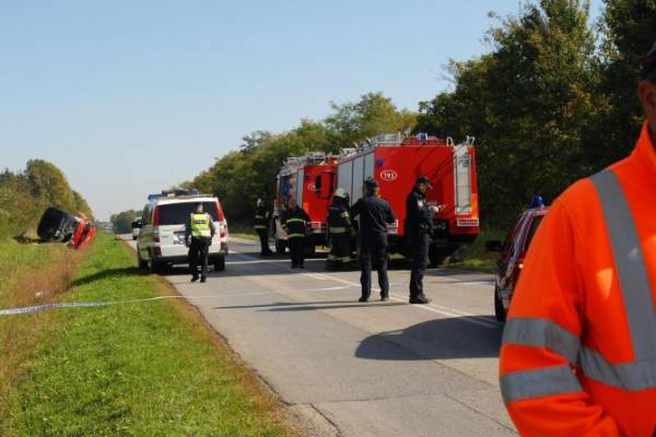 Autobus pun djece prevrnuo se u kanal, smrtno stradala jedna osoba Autobus pun djece prevrnuo se u kanal, smrtno stradala jedna osoba