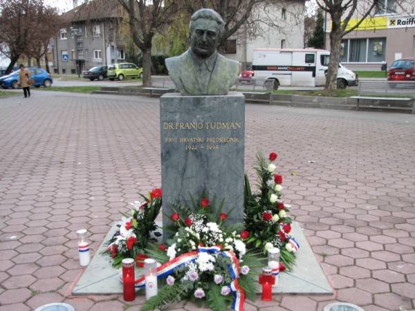 Položeni vijenci pred bistama Franji Tuđmanu Položeni vijenci pred bistama Franji Tuđmanu