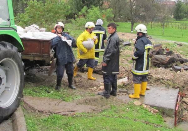 U Pakracu poplavljeno 25 kuća; u Lipiku preko 150 intervencija (foto) U Pakracu poplavljeno 25 kuća; u Lipiku preko 150 intervencija (foto)