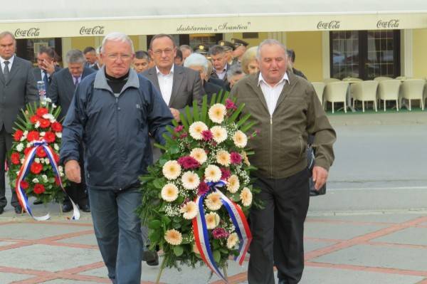 U spomen na poginule branitelje položeni vijenci i zapaljene svijeće U spomen na poginule branitelje položeni vijenci i zapaljene svijeće