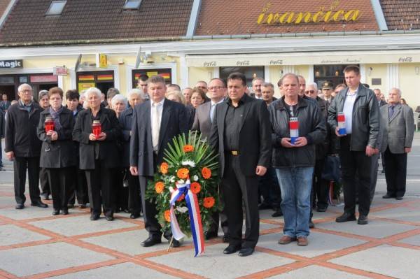 Položeni vijenci i zapaljene svijeće za slavnu 123. brigadu (foto) Položeni vijenci i zapaljene svijeće za slavnu 123. brigadu (foto)